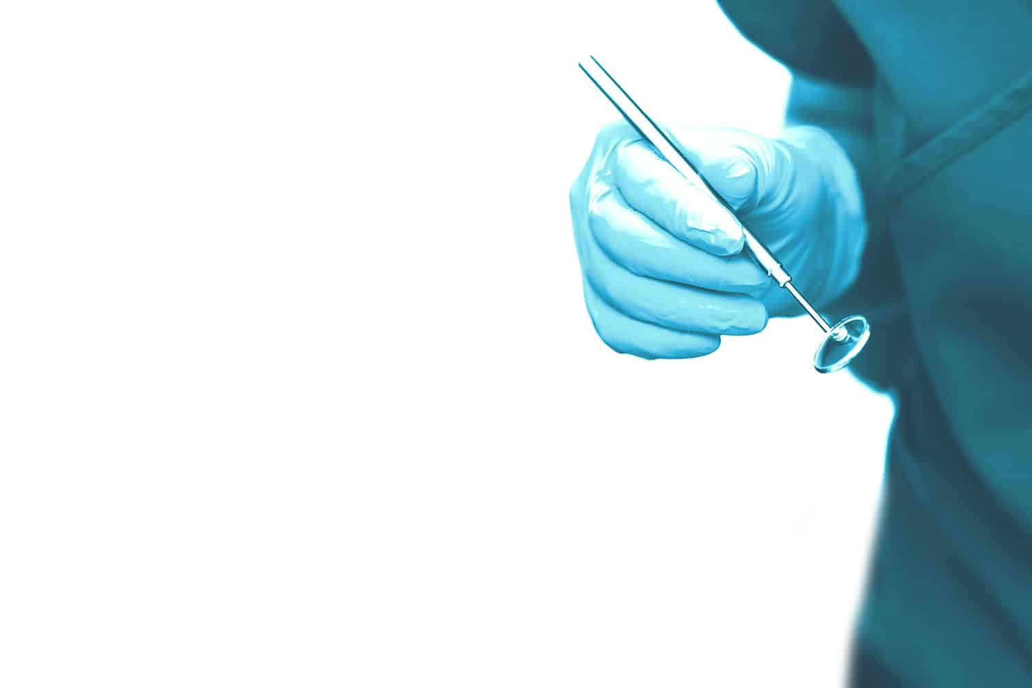 ¿Qué es la periodontitis y qué hacer en caso de tener los dientes flojos?